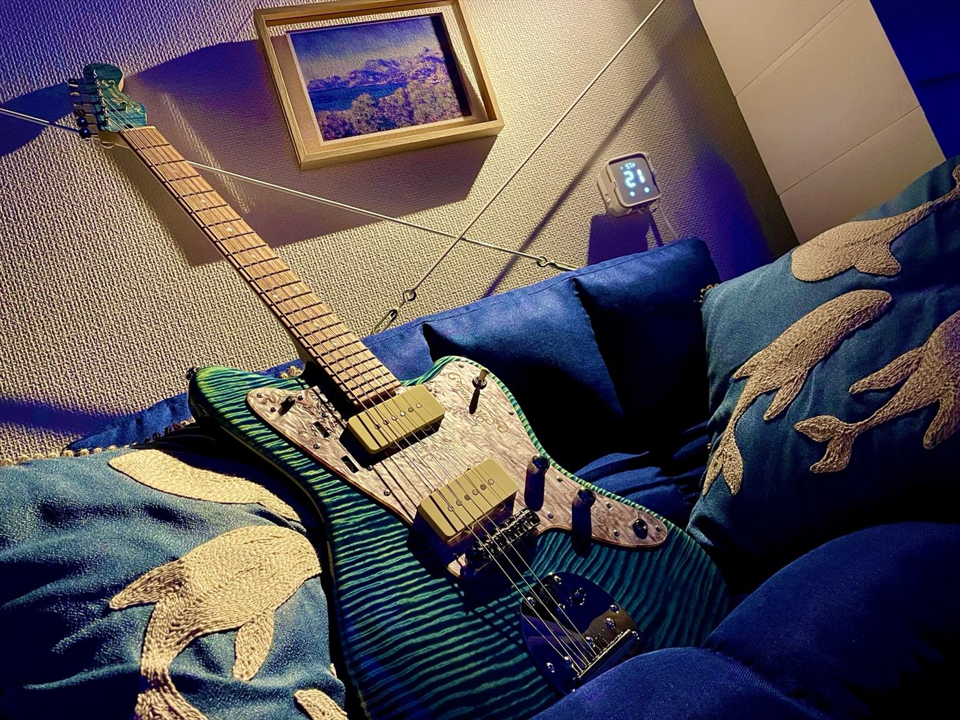 青いソファに置いたMomose MJS-TOCHI SP’26/NJ